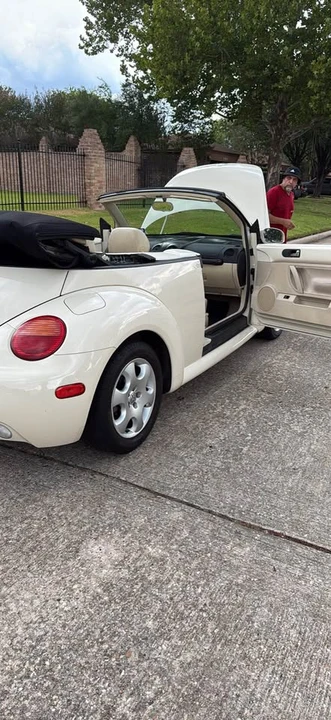 2003 Volkswagen New Beetle - Image 2 of 10