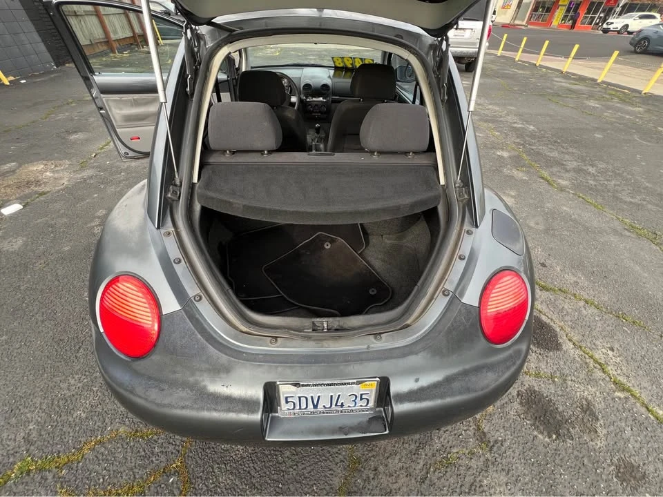 2003 Volkswagen New Beetle - Image 8 of 13