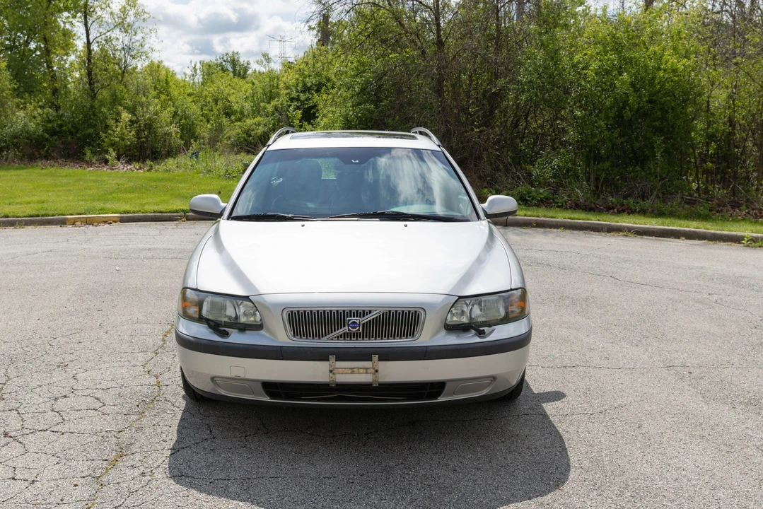 2003 Volvo V70 2nd Gen - Image 2 of 31