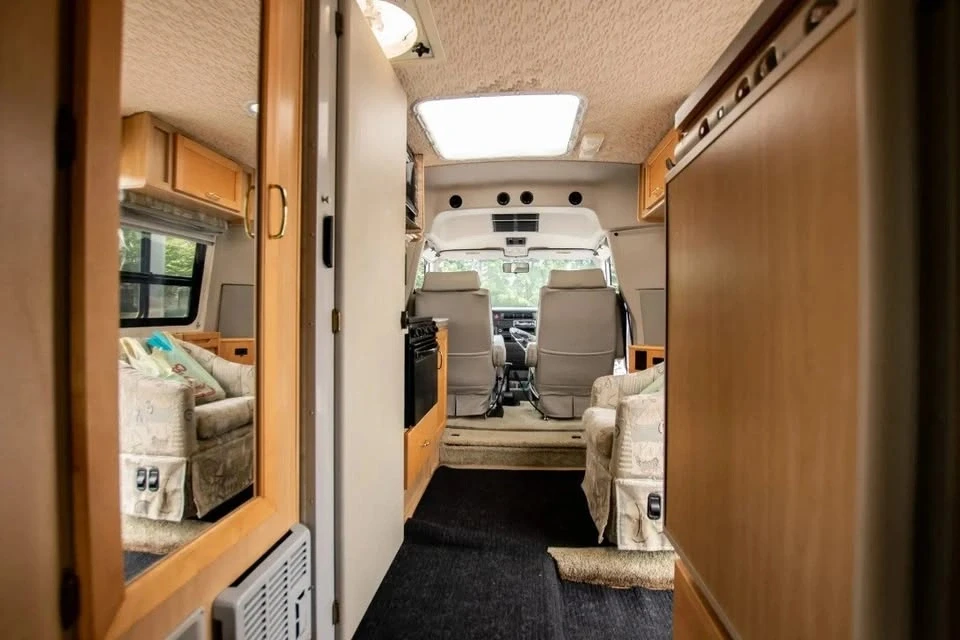 2003 Winnebago - Image 4 of 5