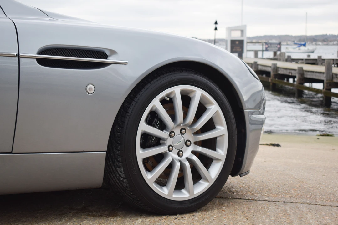 2004 Aston Martin Vanquish 1st Gen - Image 27 of 31