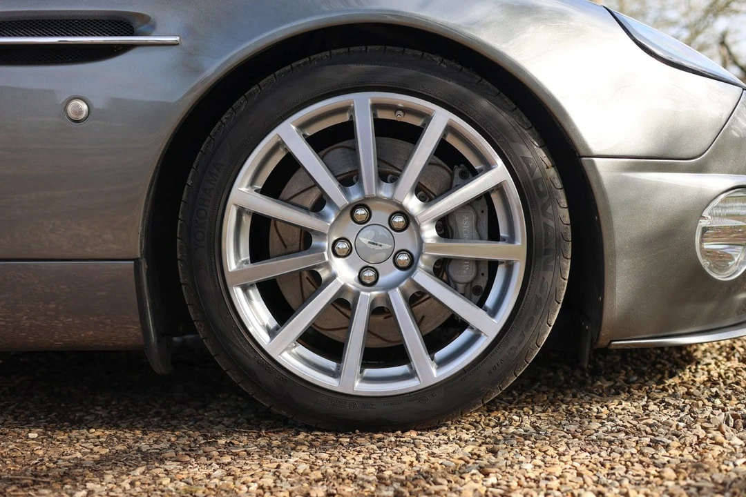 2004 Aston Martin Vanquish 1st Gen - Image 16 of 30