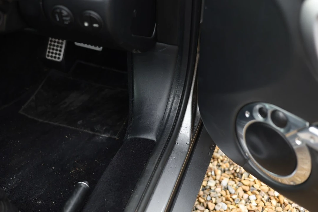 2004 Aston Martin Vanquish 1st Gen - Image 28 of 30