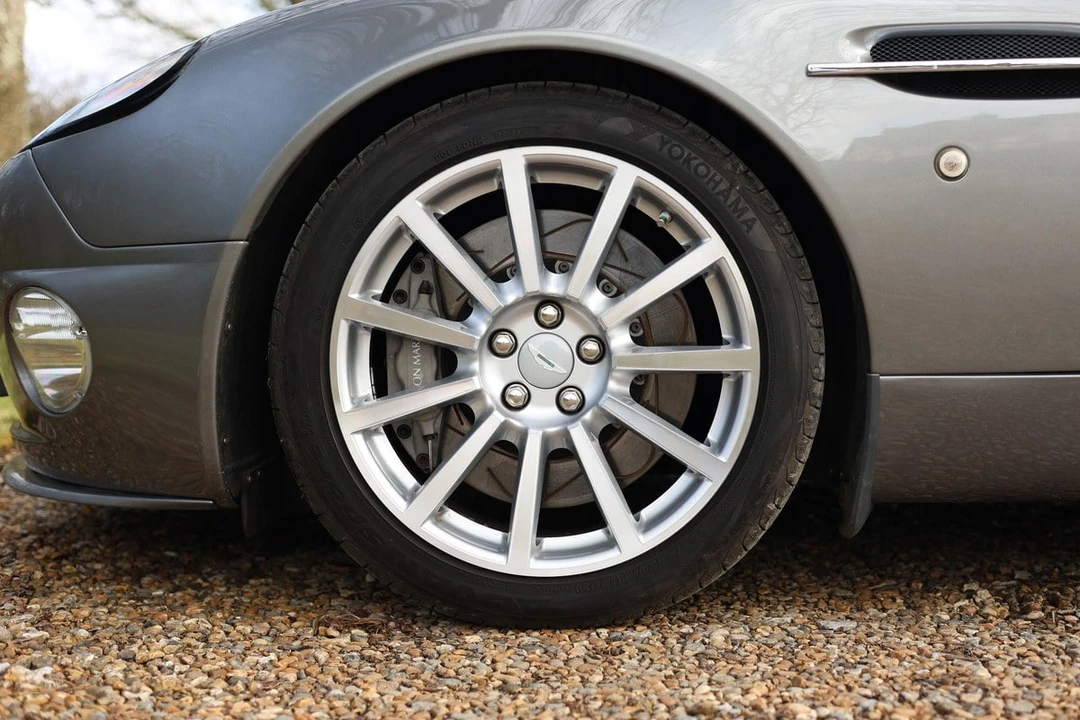 2004 Aston Martin Vanquish 1st Gen - Image 15 of 30