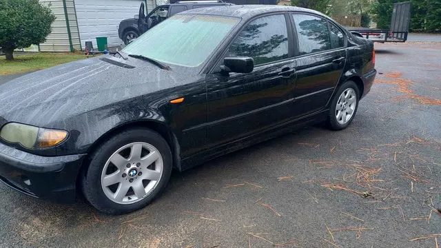 2004 BMW 3 Series 325xi Sedan 4D