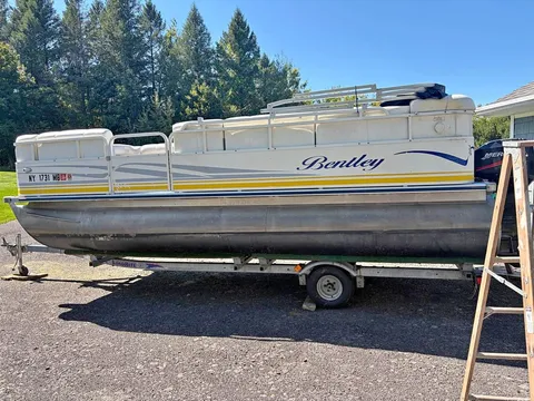 2004 Bentley Pontoon Boat