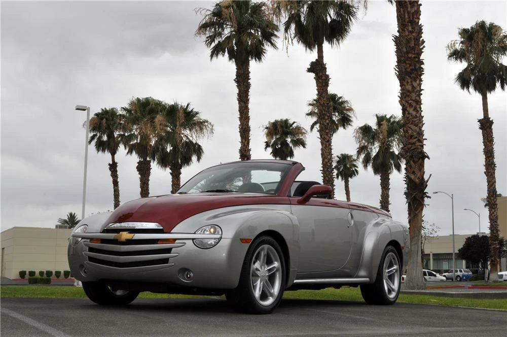 2004 Chevrolet SSR - Image 2 of 5
