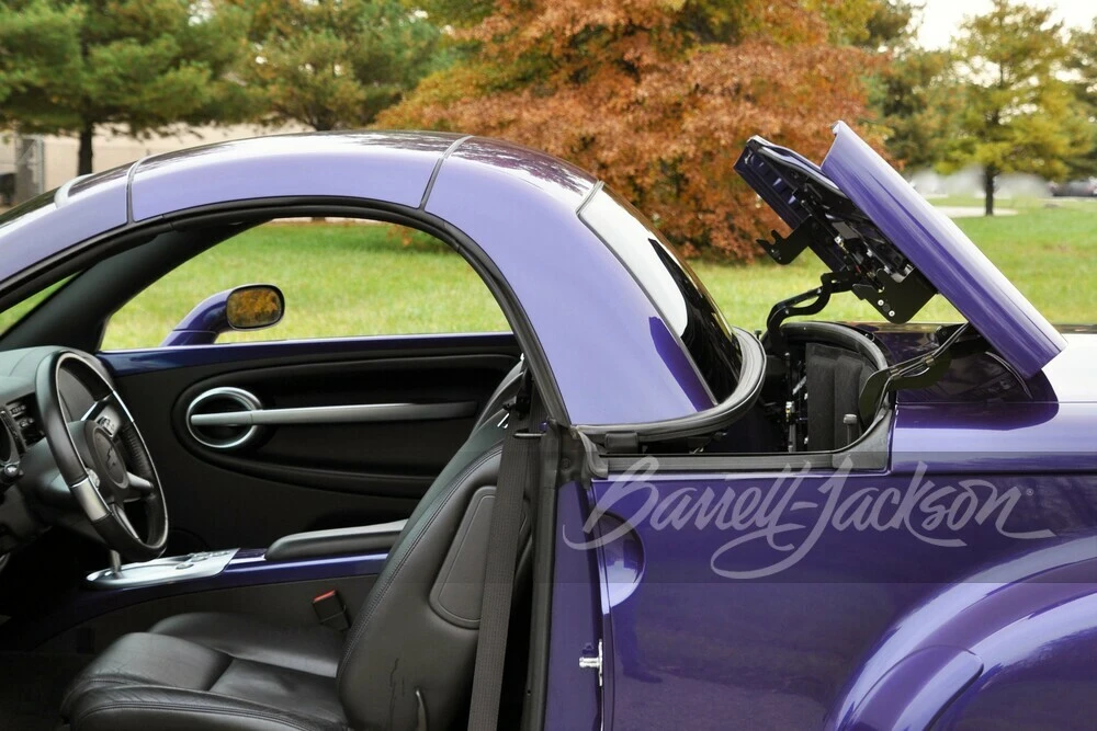 2004 Chevrolet SSR - Image 8 of 23