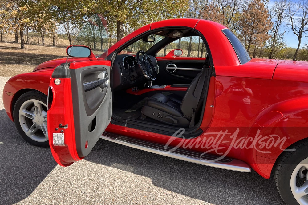 2004 Chevrolet SSR - Image 9 of 31