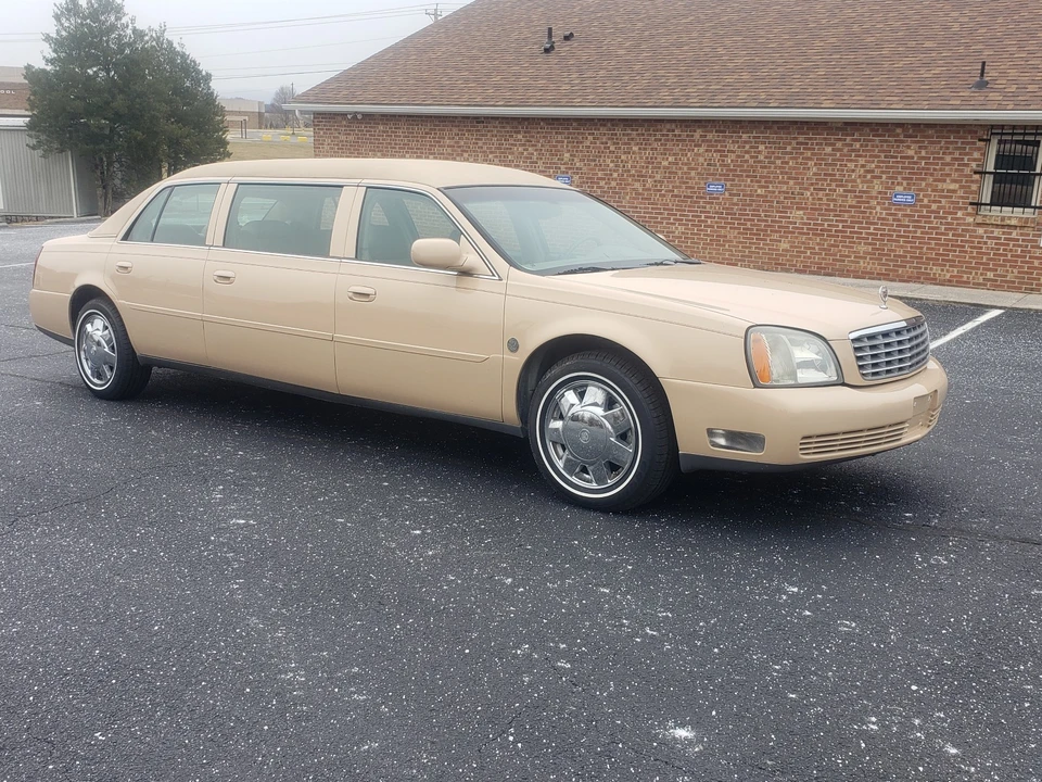 2004 Cadillac DTS - Image 2 of 18