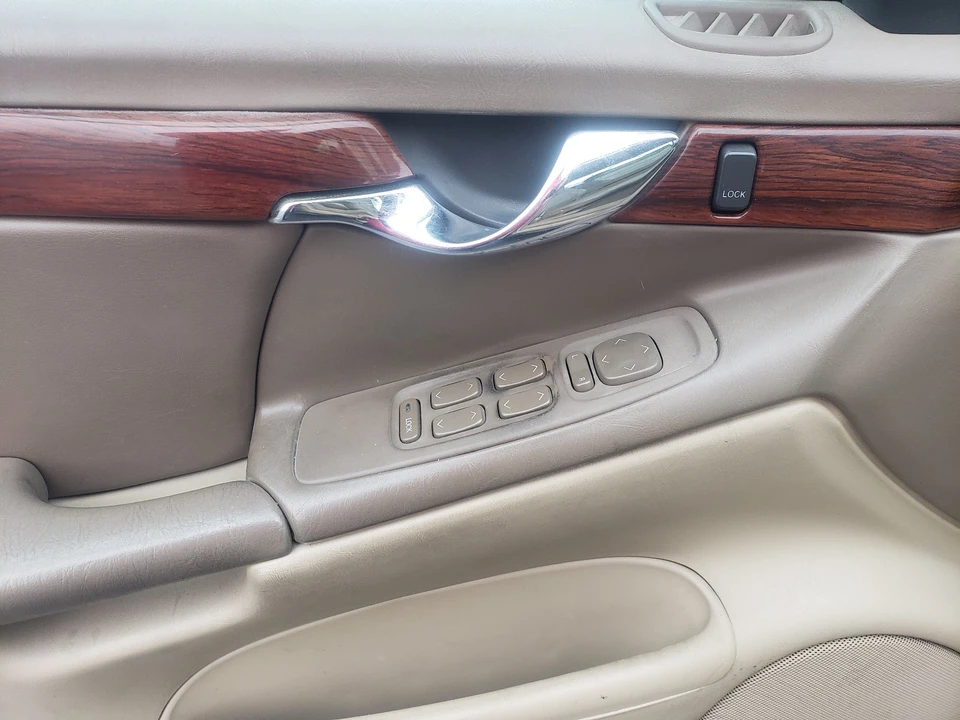 2004 Cadillac DTS - Image 16 of 18