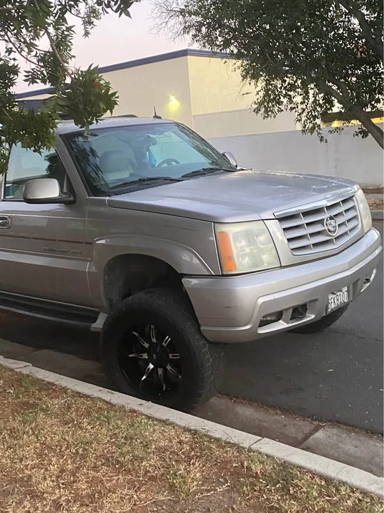 2004 Cadillac Escalade & EXT 2nd Gen - Image 2 of 10