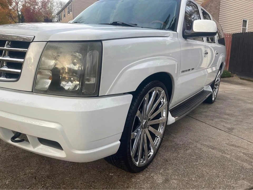 2004 Cadillac Escalade & EXT 2nd Gen - Image 2 of 9