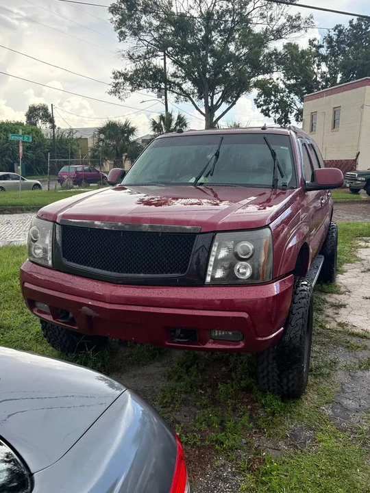 2004 Cadillac Escalade & EXT 2nd Gen - Image 2 of 9