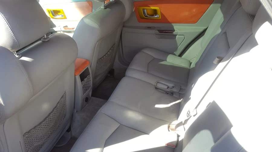 2004 Cadillac SRX - Image 8 of 12