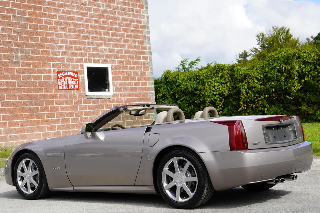 2004 Cadillac XLR - Image 10 of 31
