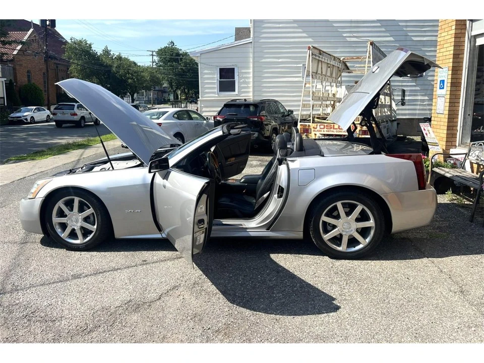 2004 Cadillac XLR - Image 29 of 31