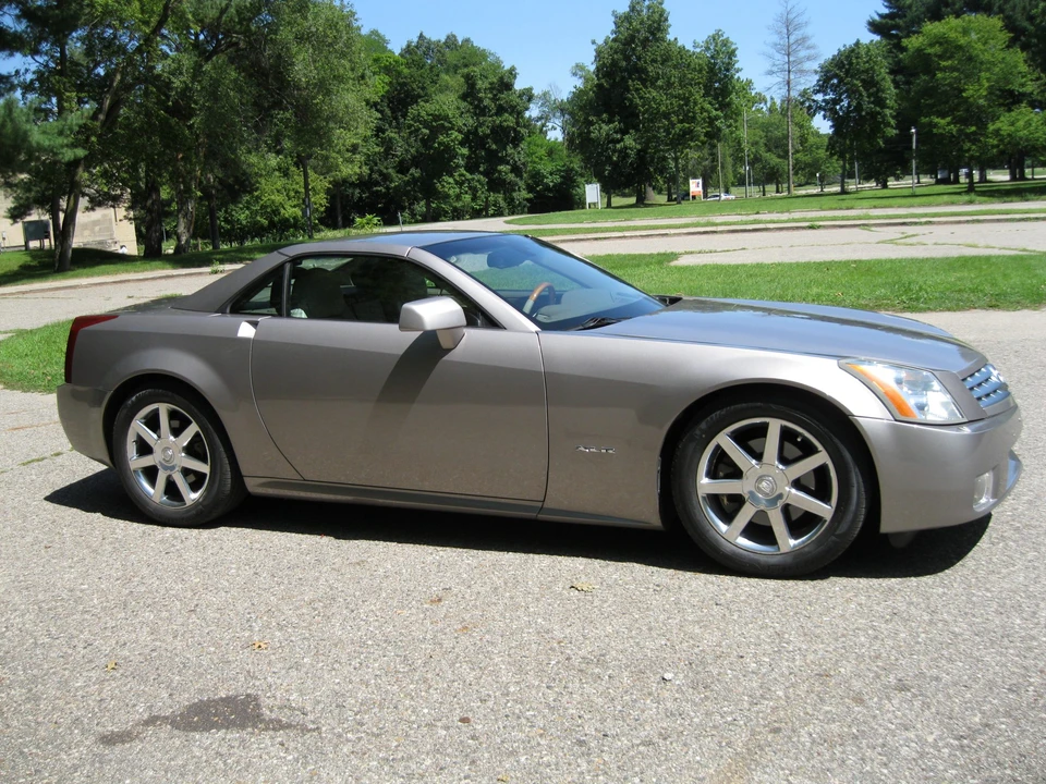 2004 Cadillac XLR - Image 12 of 31