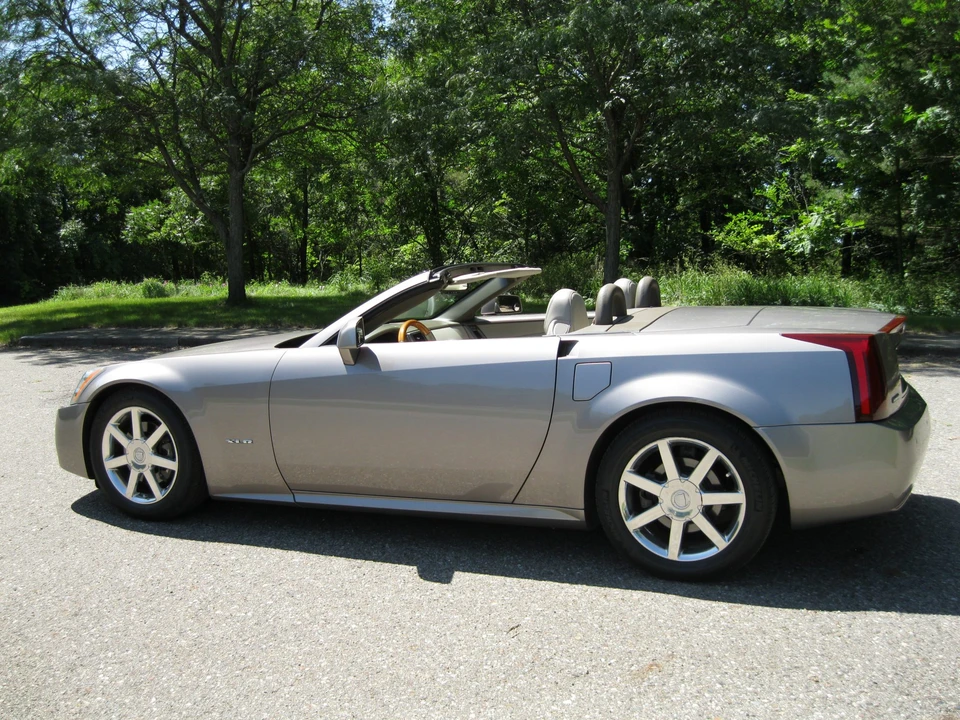 2004 Cadillac XLR - Image 8 of 31