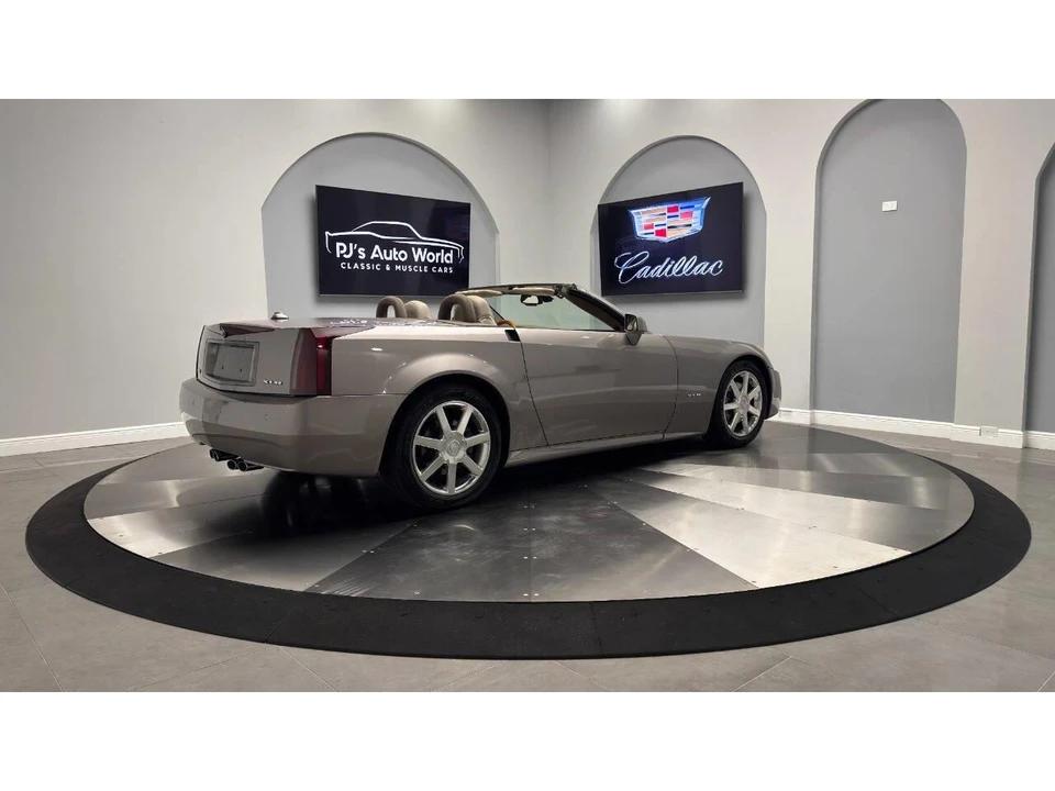 2004 Cadillac XLR - Image 6 of 31
