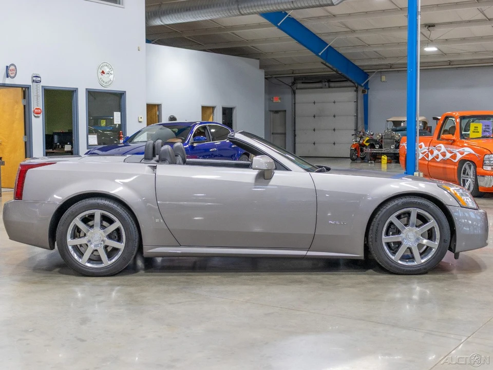 2004 Cadillac XLR - Image 9 of 24