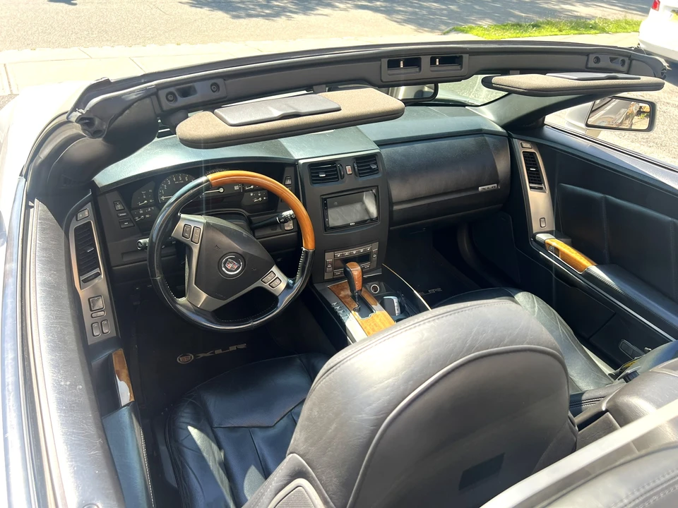 2004 Cadillac XLR - Image 19 of 31
