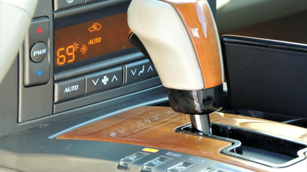 2004 Cadillac XLR - Image 11 of 31