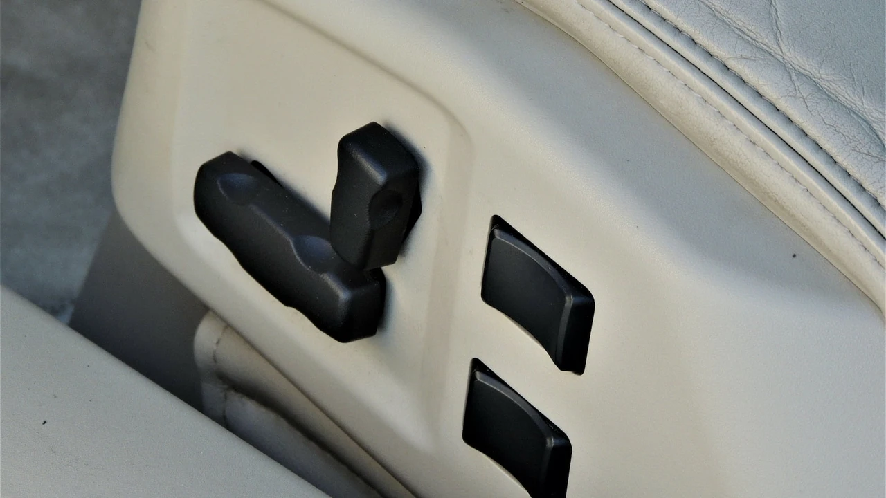2004 Cadillac XLR - Image 12 of 31