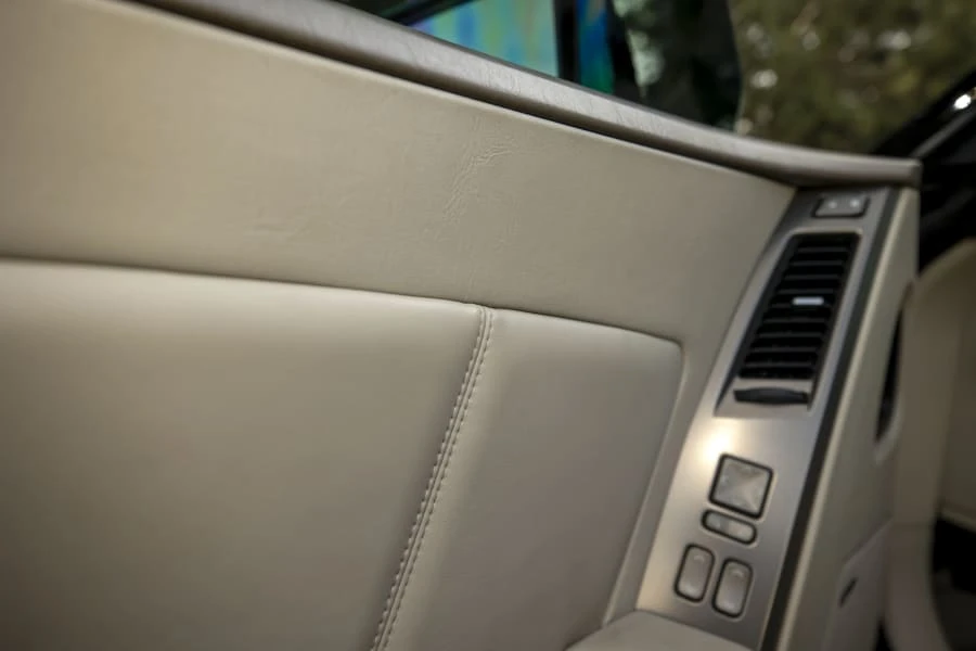 2004 Cadillac XLR - Image 30 of 31