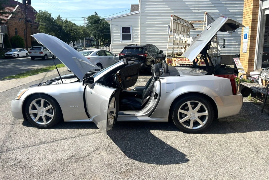 2004 Cadillac XLR - Image 29 of 31