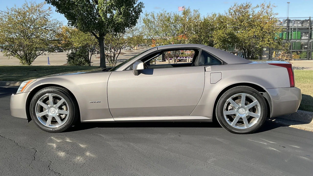 2004 Cadillac XLR - Image 15 of 16