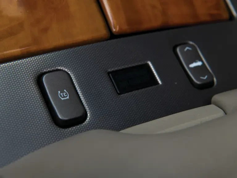 2004 Cadillac XLR - Image 30 of 31