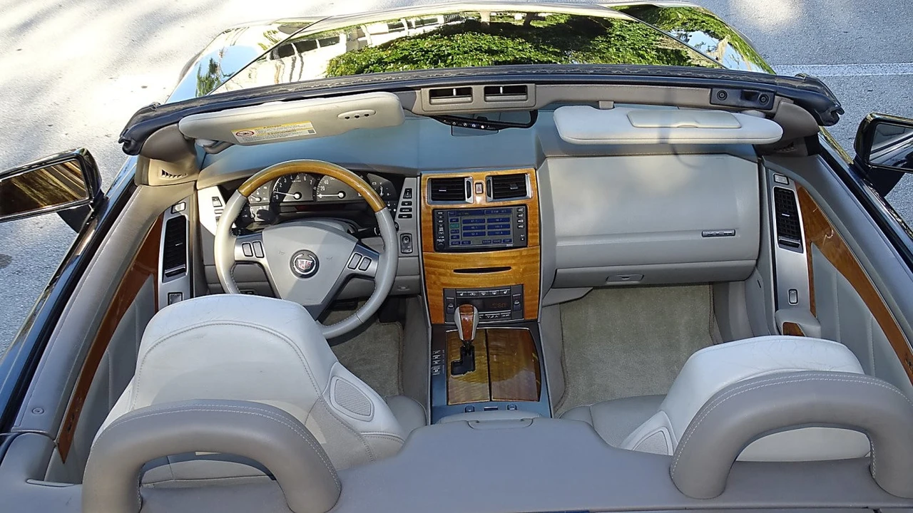 2004 Cadillac XLR - Image 20 of 21