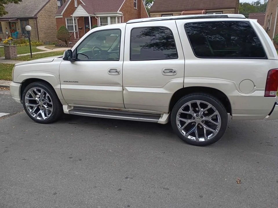 2004 Cadillac Escalade & EXT 2nd Gen - Image 2 of 10