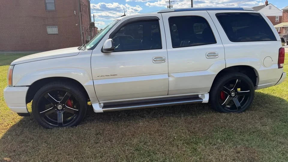 2004 Cadillac Escalade & EXT 2nd Gen - Image 2 of 10
