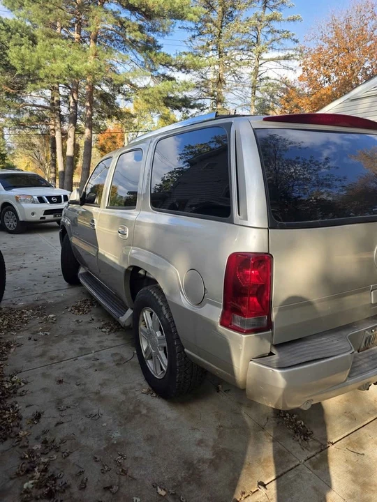 2004 Cadillac Escalade & EXT 2nd Gen - Image 2 of 5