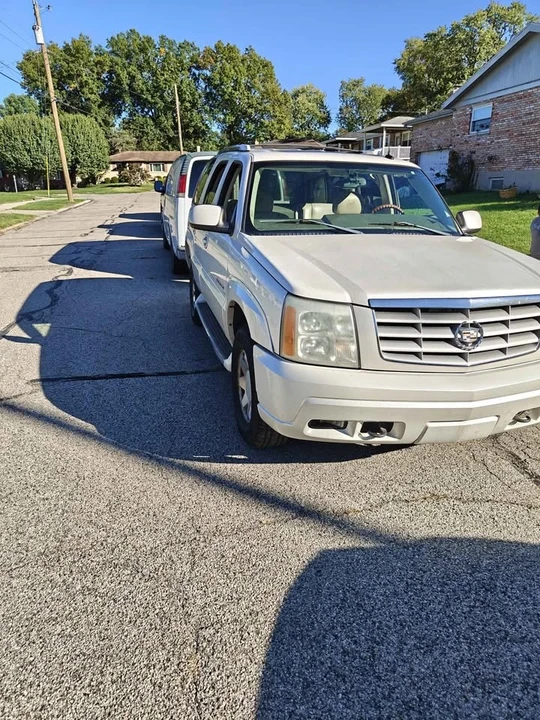 2004 Cadillac Escalade & EXT 2nd Gen - Image 2 of 10