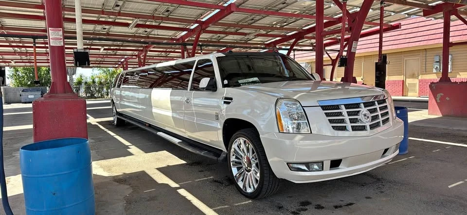 2004 Cadillac Escalade & EXT 2nd Gen - Image 2 of 11
