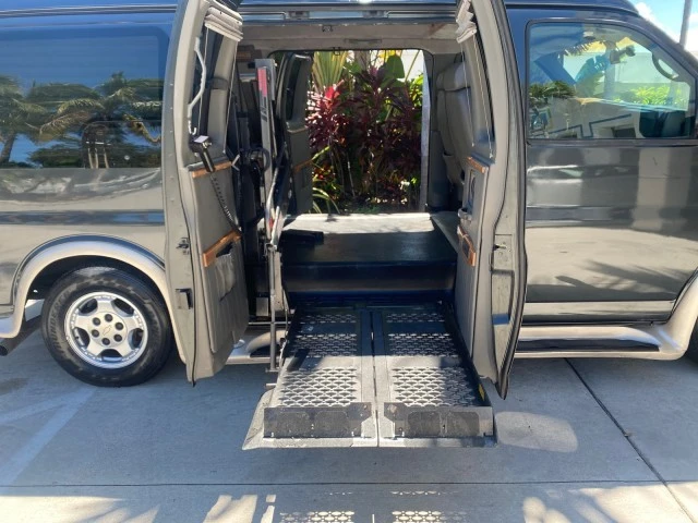 2004 Chevrolet Express - Image 15 of 21