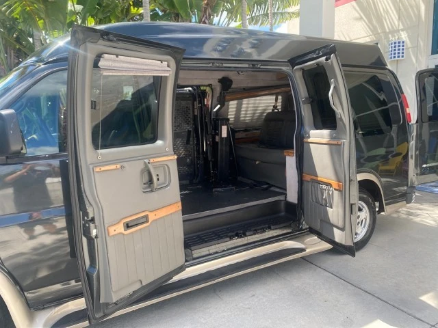 2004 Chevrolet Express - Image 14 of 21