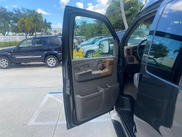 2004 Chevrolet Express - Image 10 of 21