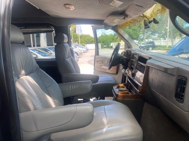 2004 Chevrolet Express - Image 13 of 21