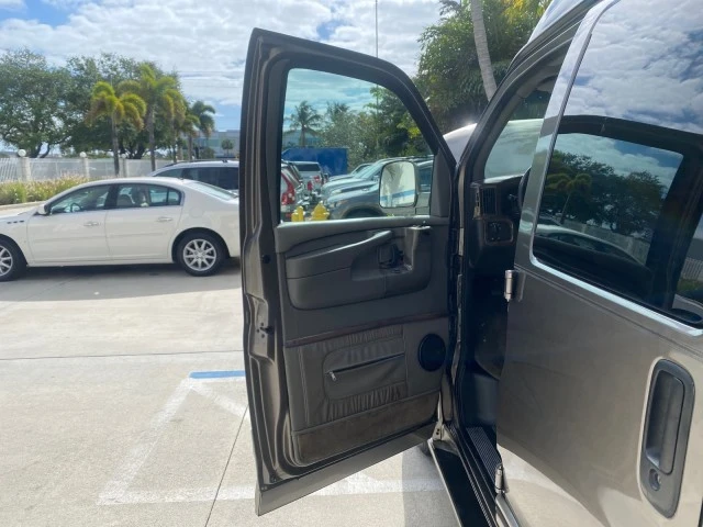 2004 Chevrolet Express - Image 10 of 22