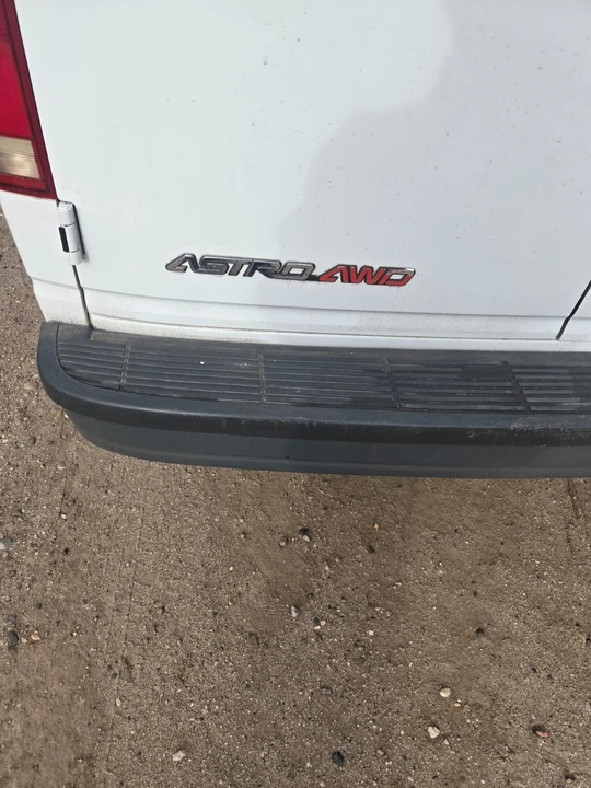 2004 Chevrolet Astro - Image 8 of 17