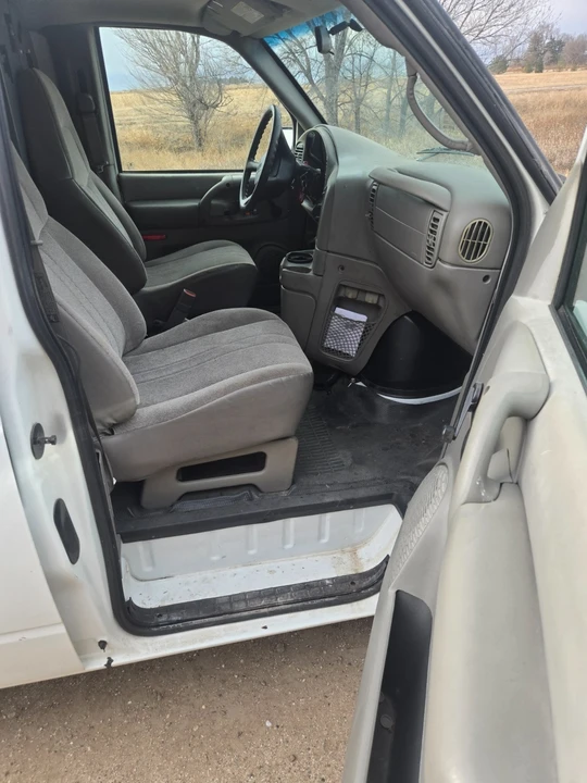 2004 Chevrolet Astro - Image 9 of 17