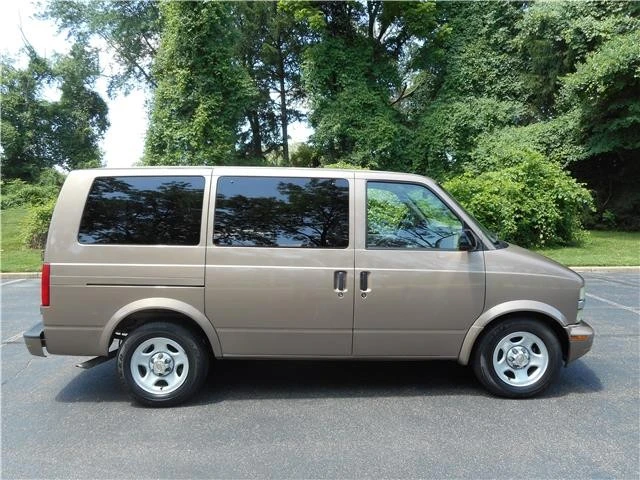 2004 Chevrolet Astro - Image 2 of 12