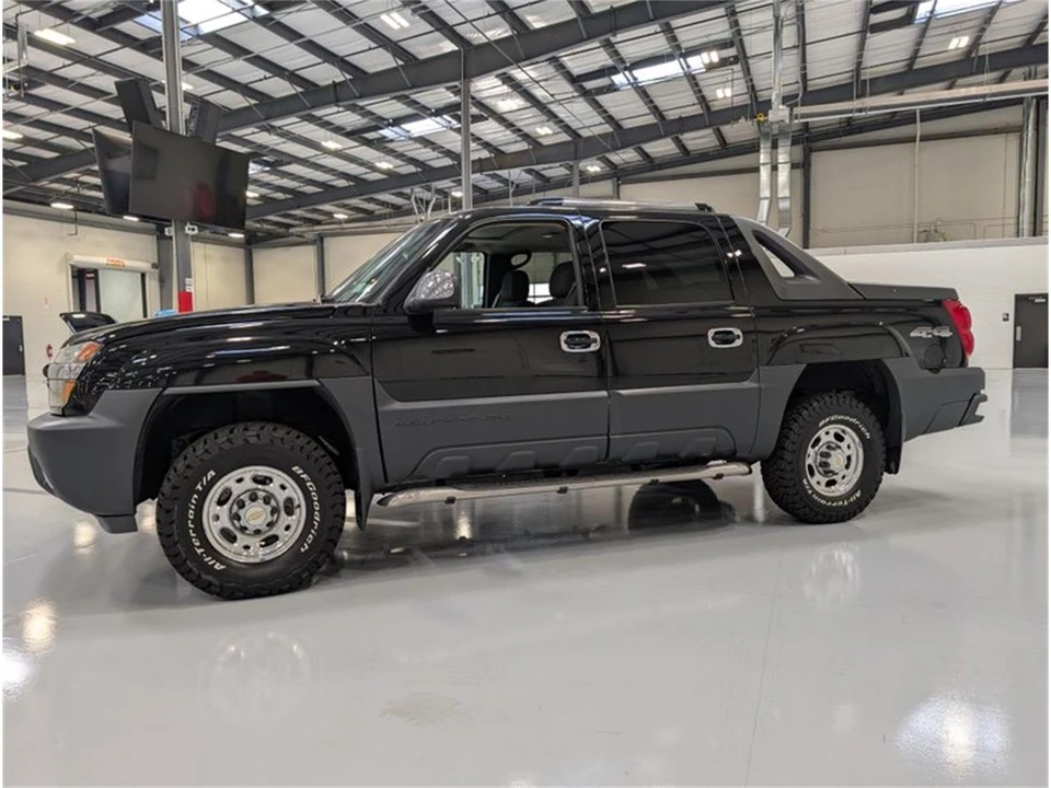 2004 Chevrolet Avalanche - Image 2 of 13