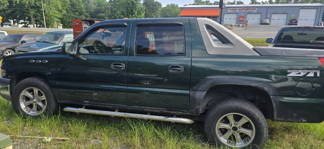 2004 Chevrolet Avalanche - Image 2 of 15