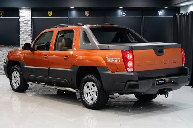 2004 Chevrolet Avalanche - Image 2 of 8