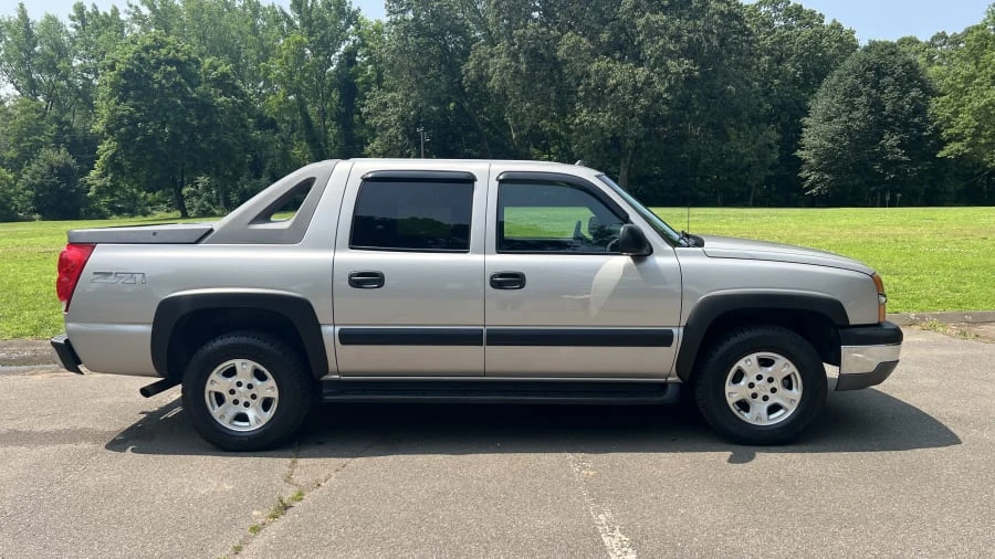 2004 Chevrolet Avalanche - Image 2 of 16